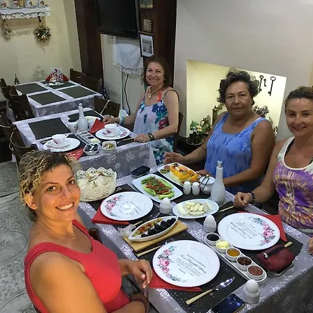 Papazin Konagi Konukevi Ayvalı